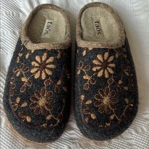 Taos Woolderness 2 Floral Slippers, 40, arch support, worn once inside! In Box 💕